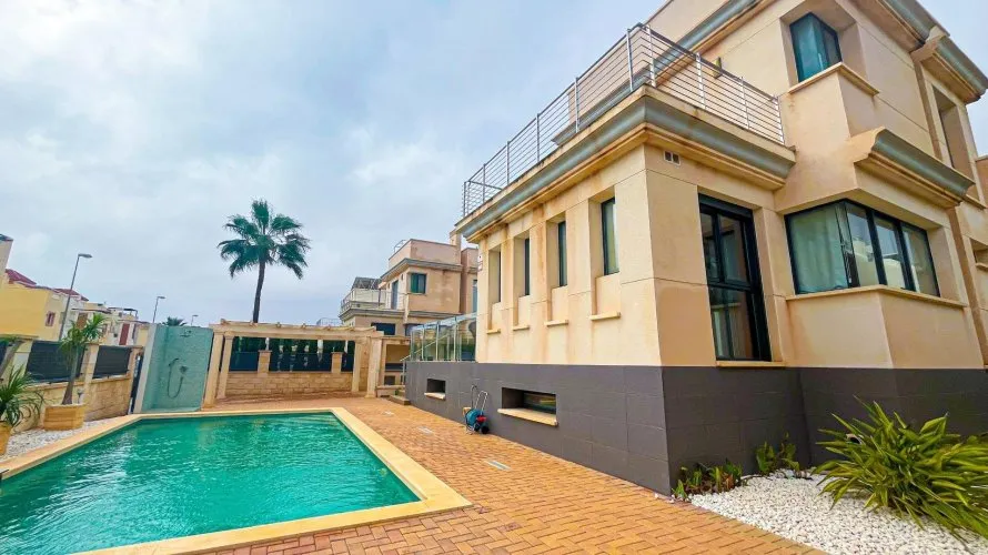 5 bedrooms villa for sale, La Zenia, Spain No. 1270 № 21