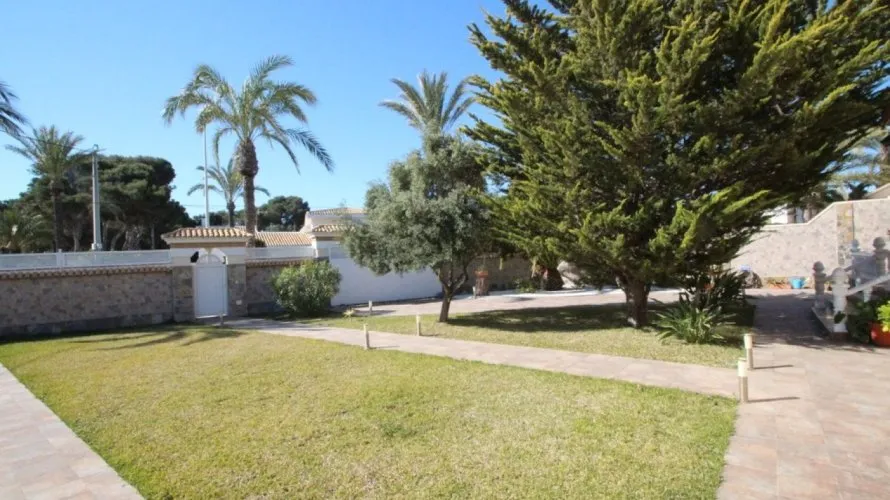 5 bedrooms villa for sale, Cabo Roig, Spain No. 563 № 21