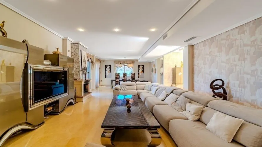 5 bedrooms villa for sale, Torrevieja, Spain No. 734 № 1