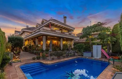 6 bedrooms villa for sale, La Veleta, Spain No. 1015