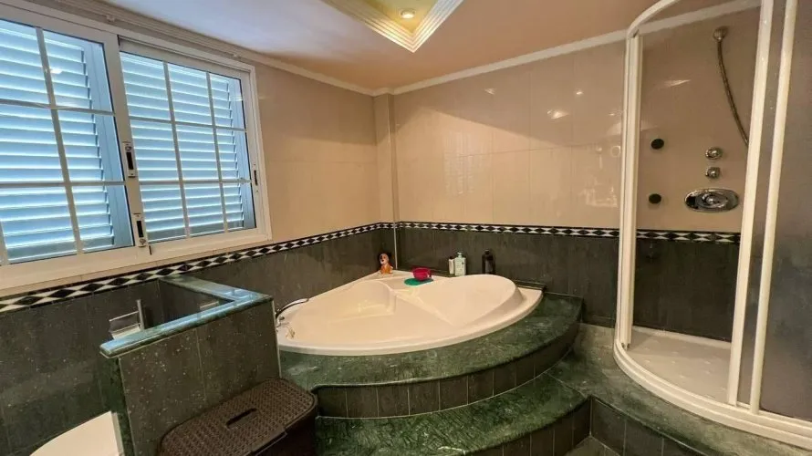 4 bedrooms apartment for sale, Manises, Spain No. 1312 № 11