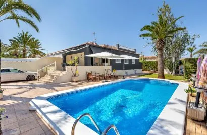 4 bedrooms villa for sale, Torrevieja, Spain No. 835