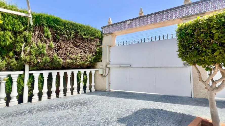 3 bedrooms villa for sale, Torrevieja, Spain No. 120 № 2